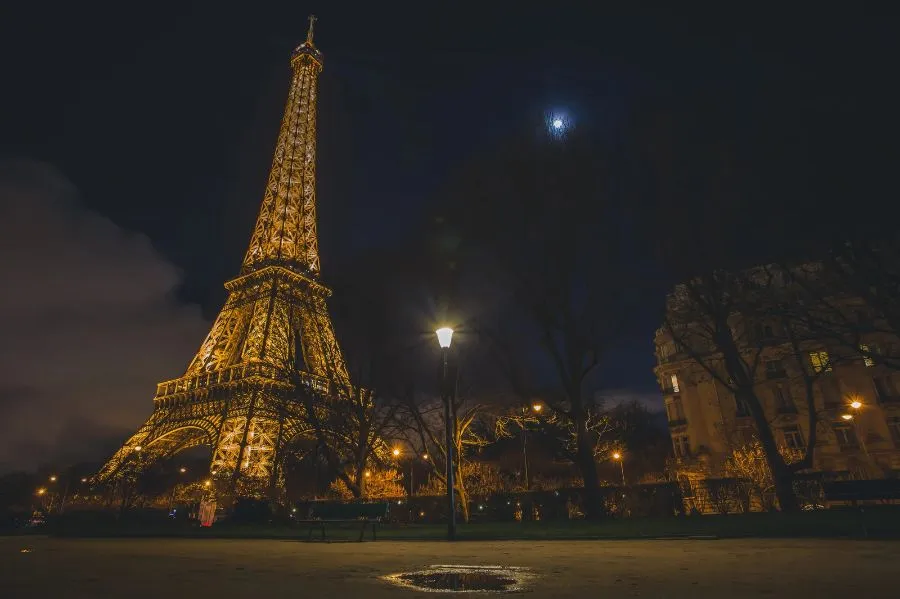 Eiffelturm bei Nacht mit Lichtern