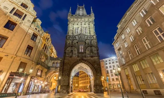 Pulverturm bei Nacht in Prag