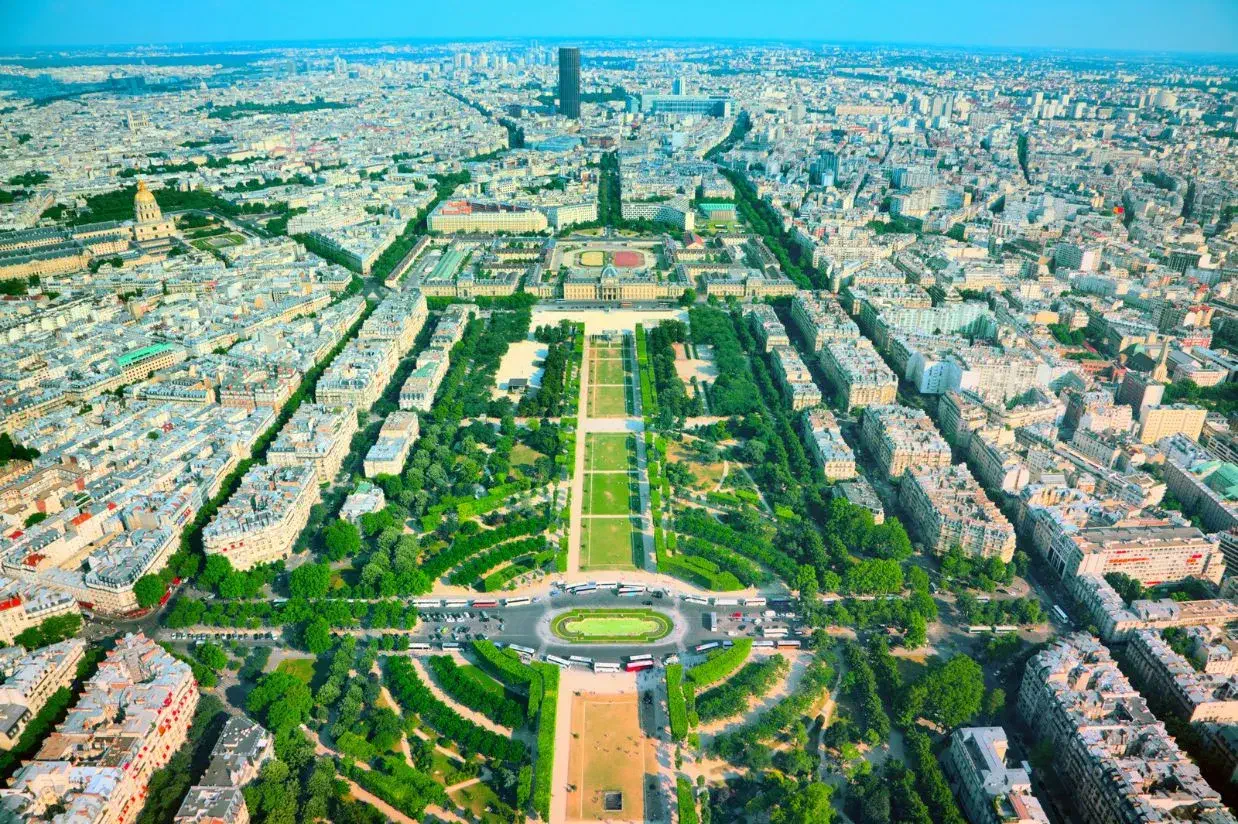 Champ de Mars vor dem Eiffelturm