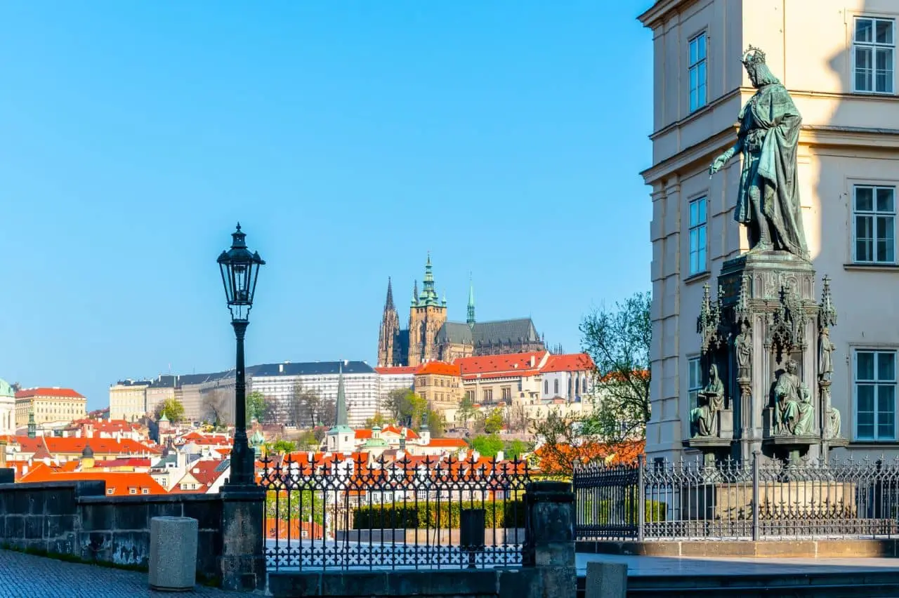 Karl IV vor der Karlsbrücke