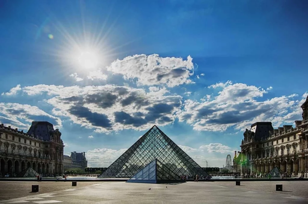 Louvre Museum im Sommer