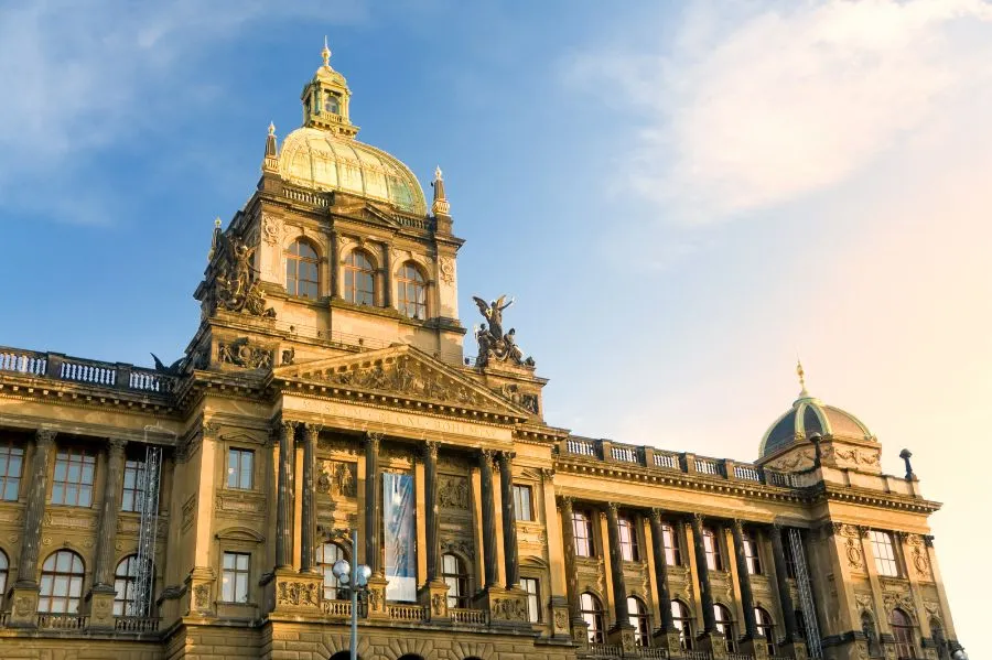 Nationalmuseum in Prag von vorne Wenzelsplatz