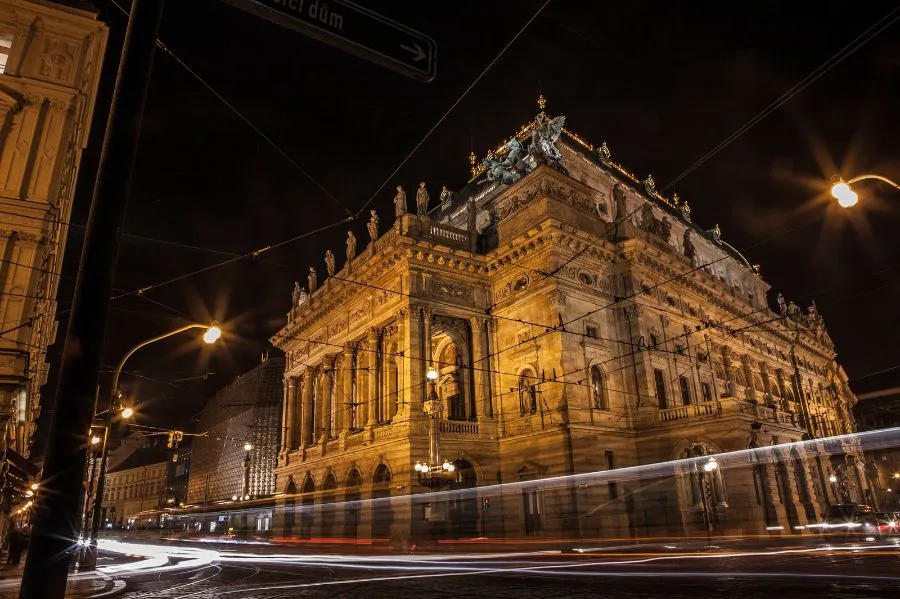 Nationaltheater in Prag von vorne in der Nacht