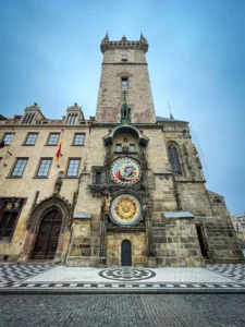 astronomische Uhr in Prag von vorne