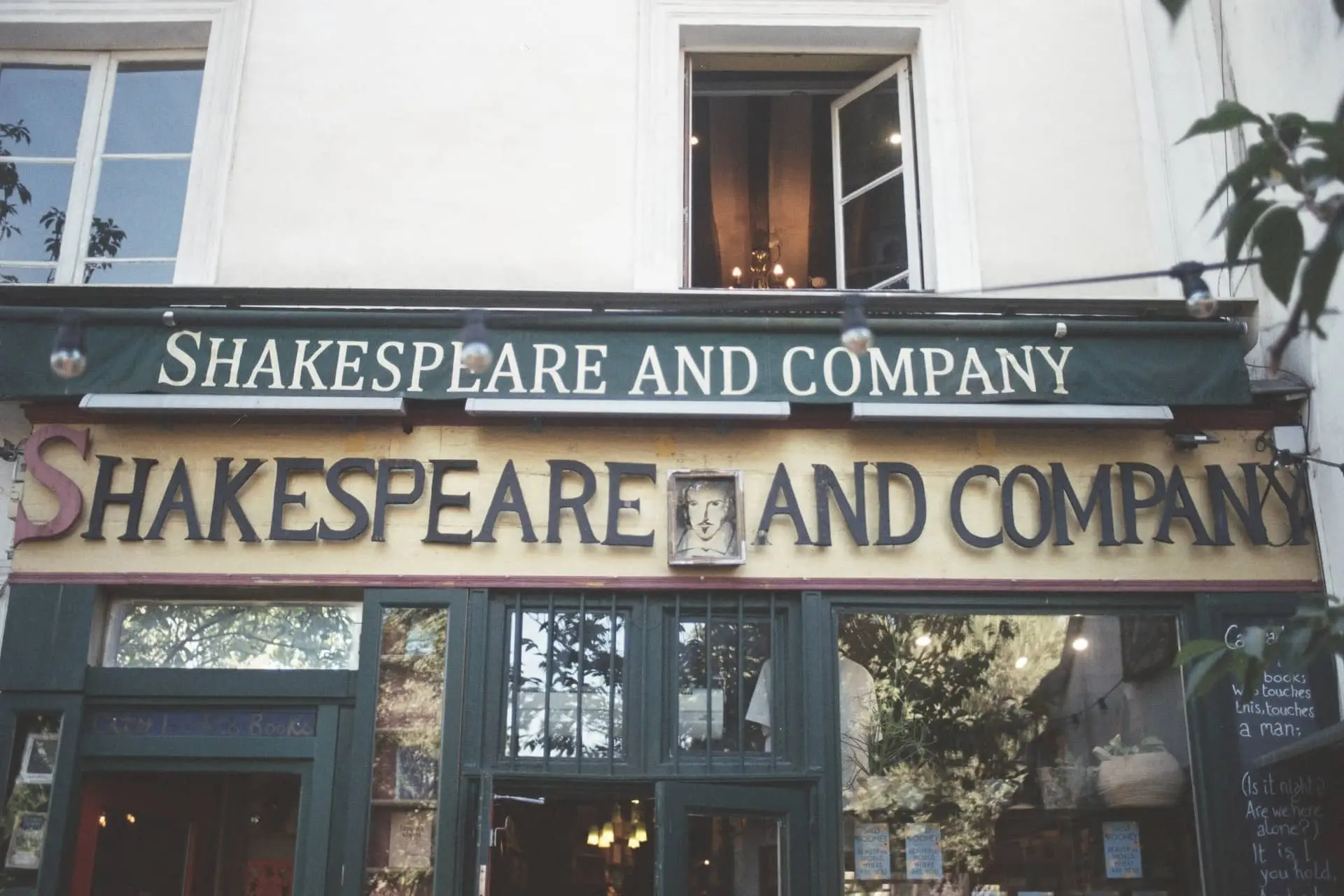 Shakespeare and Company in Paris von außen